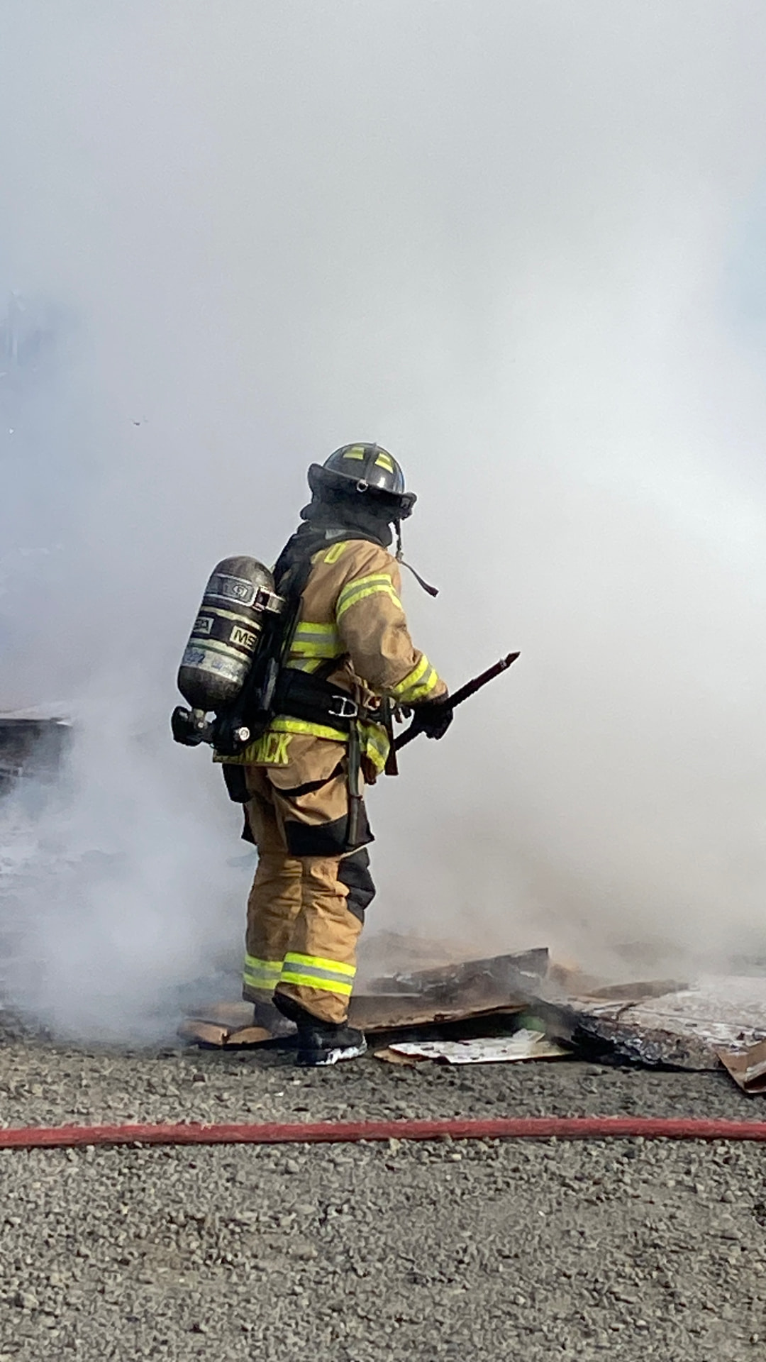 Keizer firefighter working amid smoke on a training scene.